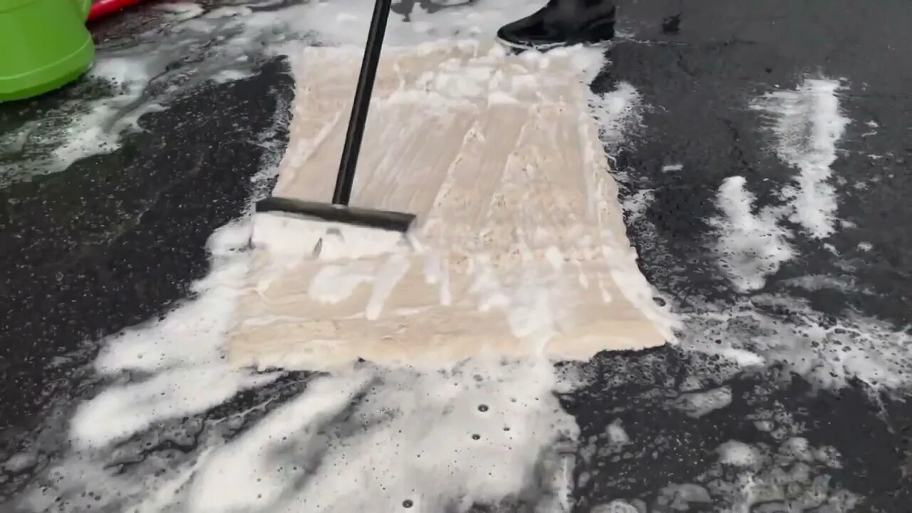 Oddly satisfying ASMR video of a fluffy white rug being washed. Carpet scraping, brushing, scrubbing