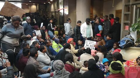 Refugee protest at UNCHR: 'We are very tired. We don't have jobs. They kill us every day' (YCv)