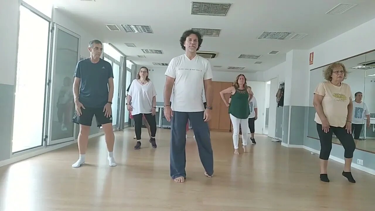 Tai chi en Teatinos terminando la forma de 5 secciones