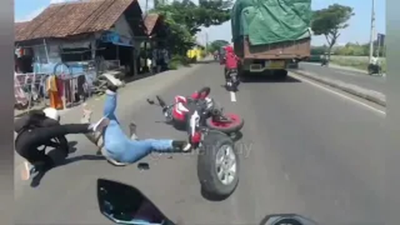 Random Near Death Experience Caught In Camera he survived !!