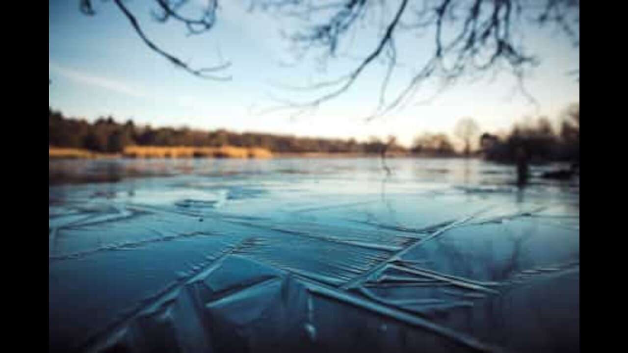 Les méandres fabuleux d'un lac gelé