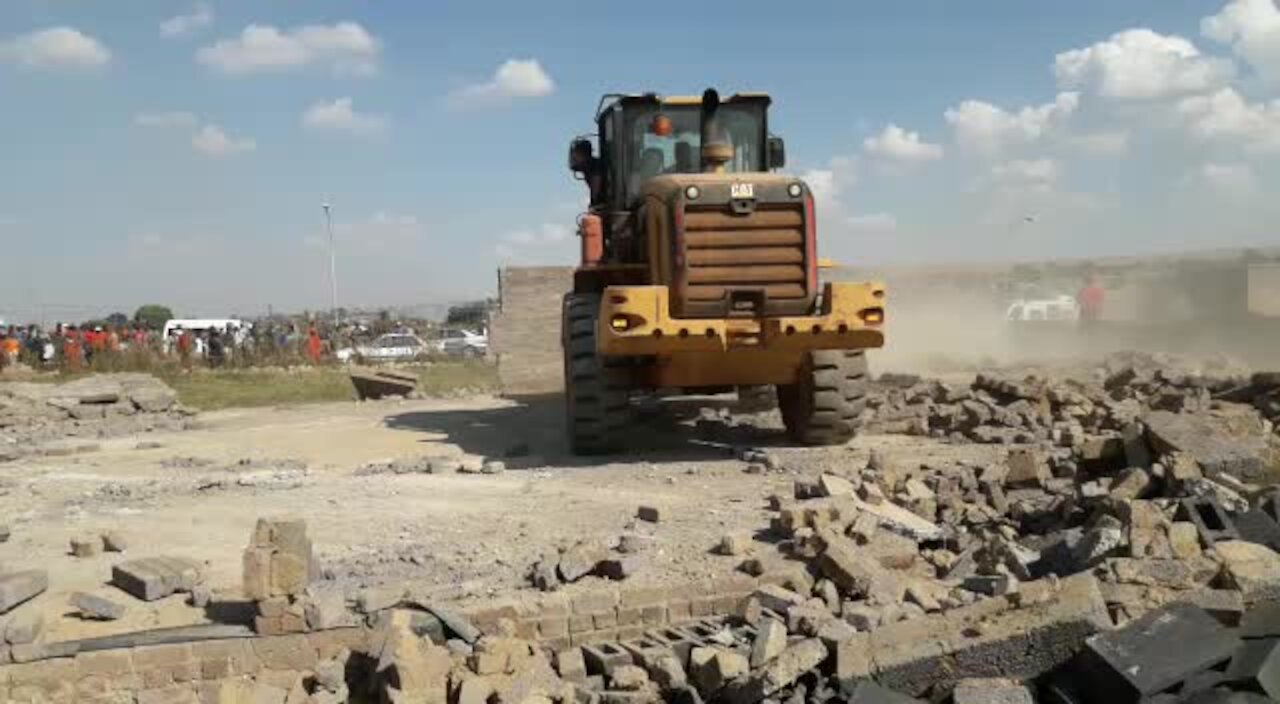 SOUTH AFRICA - Johannesburg - Land grabs in Lenesia (videos) (zFe)