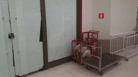 2023 Recessão - lojas anexas ao supermercado fechadas e disponíveis para alugar e desempregados :-((