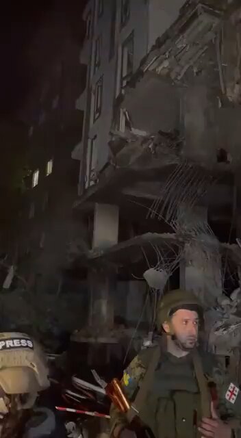 Aftermath of one of the Russian strikes in #Kyiv this evening.