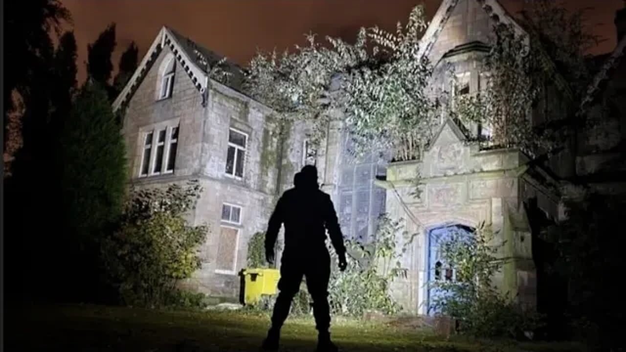 I Was Alone! - Someone Was Watching Me In A Haunted Abandoned Care Home ( Mossley Manor )