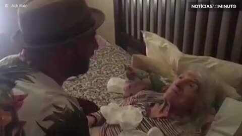 Neto canta "Unforgettable" para avó de 97 anos
