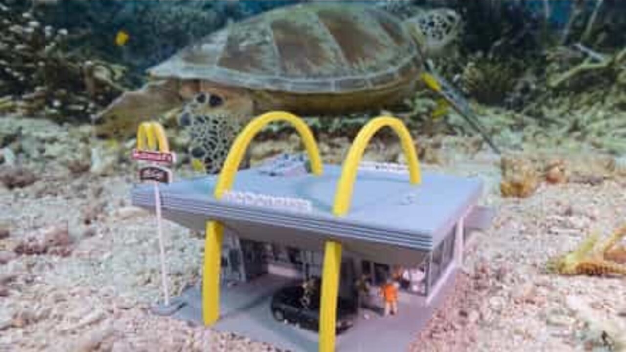 芸術家が、ミニチュアの水中の世界を作った！