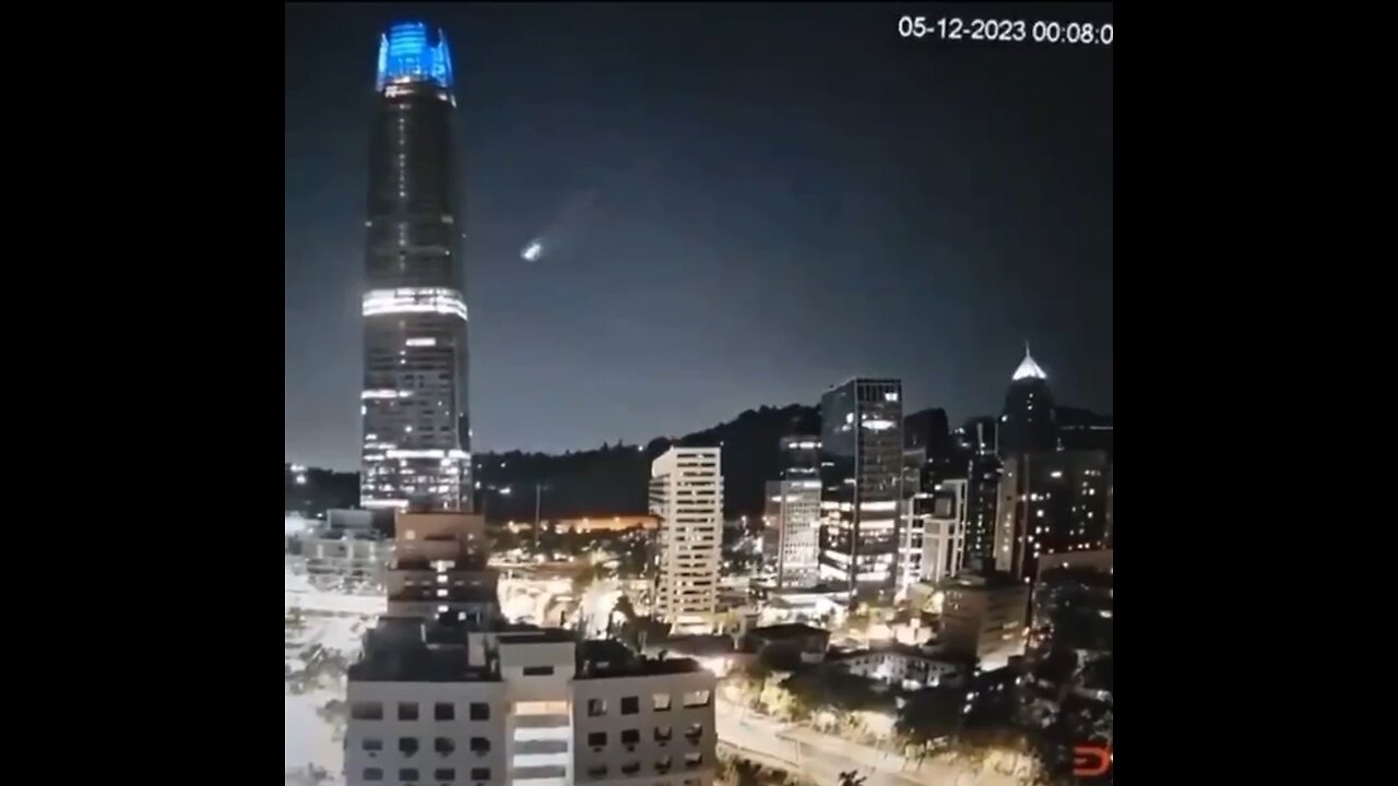 Illuminated Meteor Dashes Across the Chilean Sky in a Spectacular Display