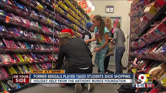 Anthony Munoz takes local kids shoe shopping