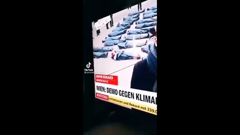 Persona haciéndose como muerto por covid. TV ALEMANIA