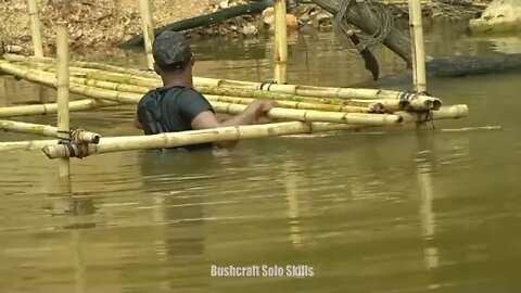 Bushcraft & Camping & The Shelter Floating On The River Around Mountain Overnight