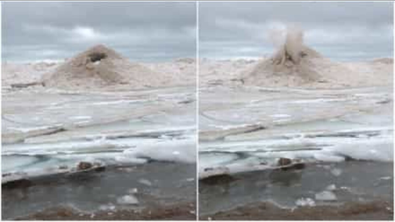 Mærkelig sand formation i Lake Michigan ligner en vulkan