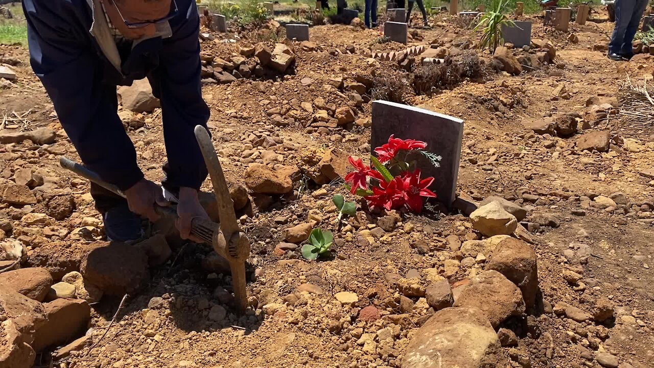 SOUTH AFRICA - Cape Town - Mowbray Muslim Cemetery desecration (Video) (Qee)