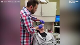 Il reçoit une nouvelle dent en cadeau!