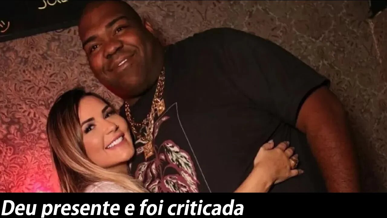 Deolane dá dinheiro de presente de Natal e é criticada