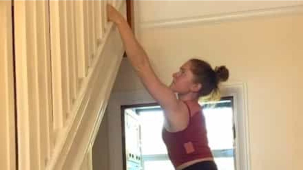 Instrutora de pilates faz escalada na própria casa!