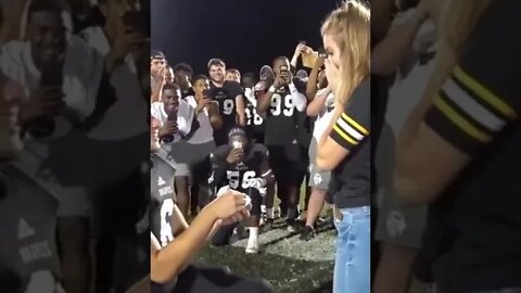 Proposed to his girlfriend in front of his teammates ❤️👏#shorts