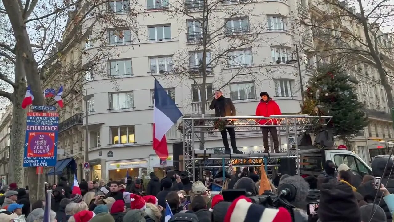 Oliv Oliv prend la parole après la manifestation à la place Pierres Laroques à Paris le 17/12/2022