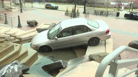 Man purposely drives into courthouse fountain