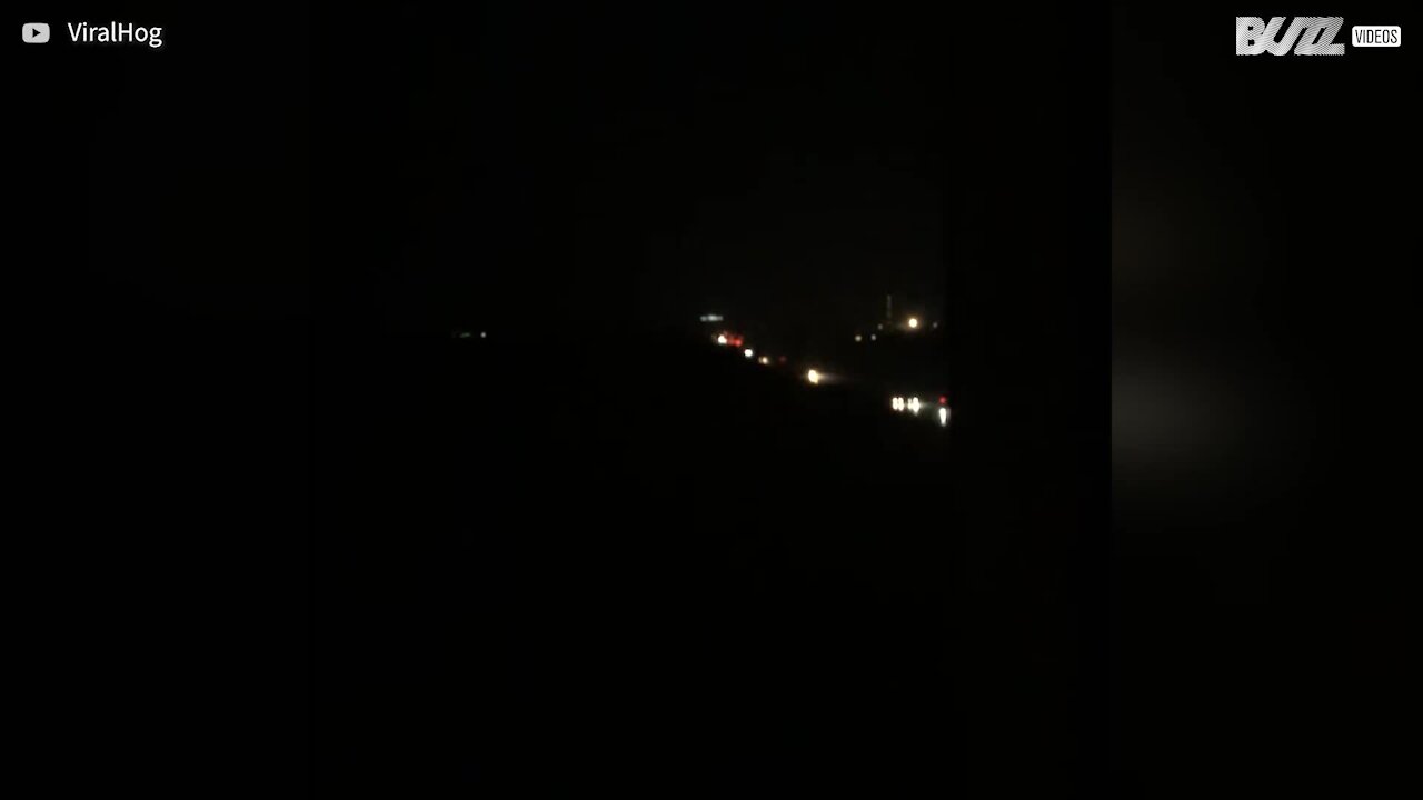 Moradores registram queda de raio extremamente próxima