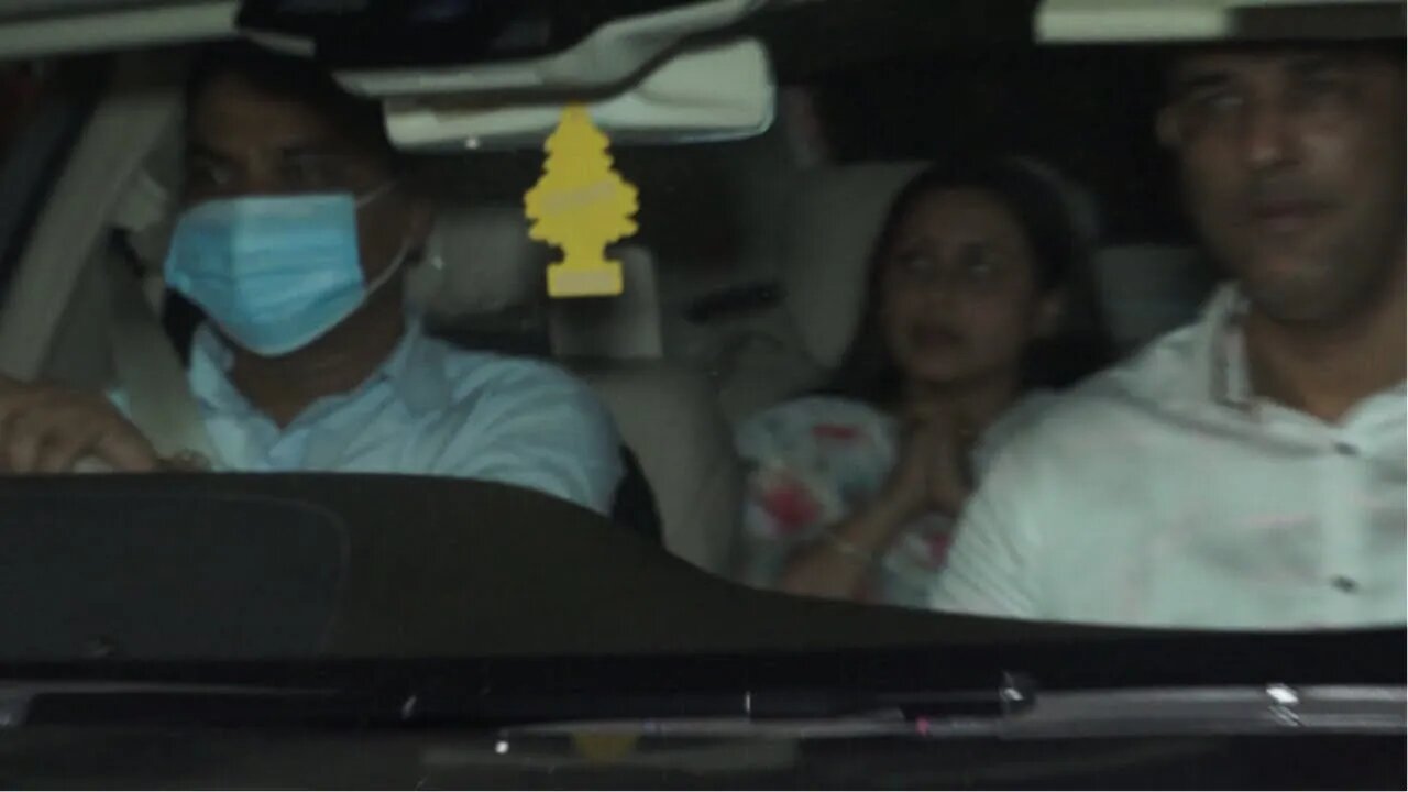 EM0TI0NAL Rani Mukerji Joining Hand infront of Media At The Yash Chopra House