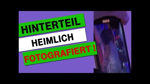 Arbeitsminister Kocher fotografiert das Hinterteil von Ministerin Edtstadler auf der ORF-GALA.