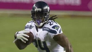 NFL-spilleren Marshawn Lynch deler masker ud