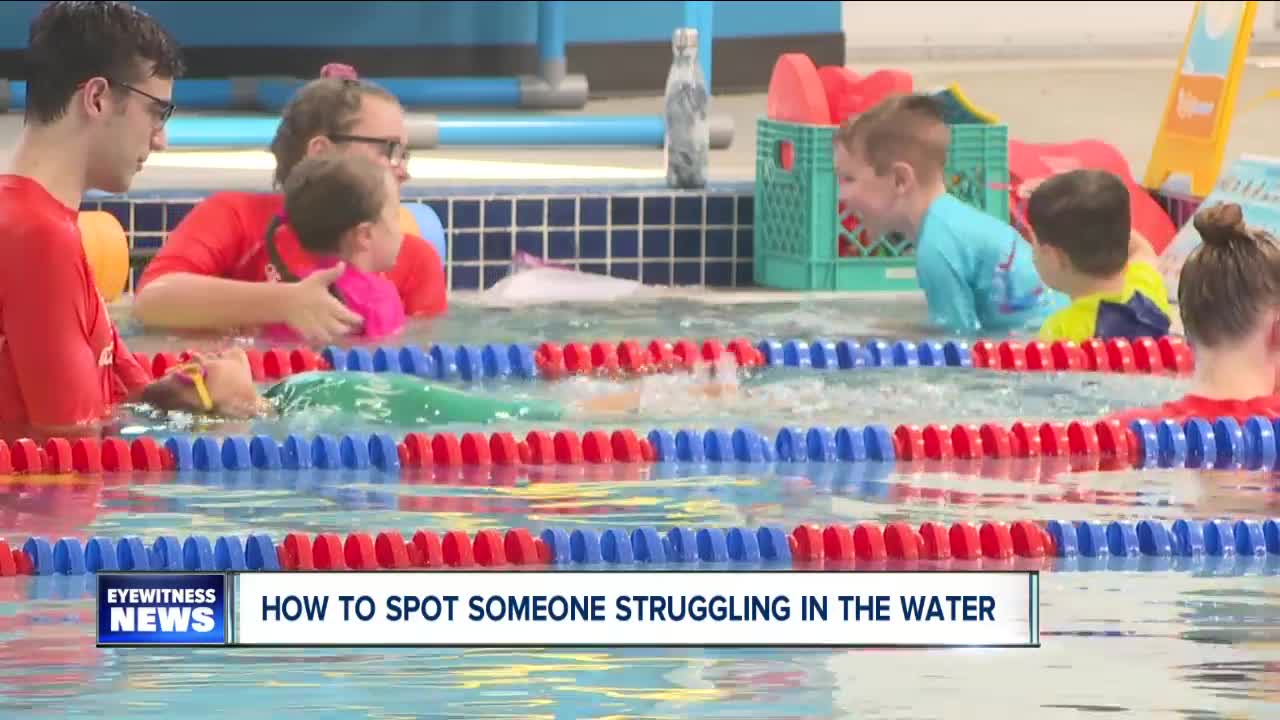 How to spot someone struggling in the water