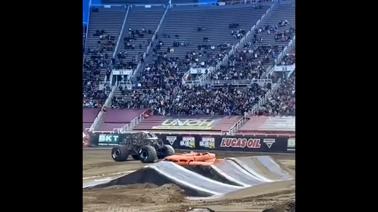 MONSTER JAM = SEE WHAT HAPPENS DURING THE VIDEO = Léo Sócrates