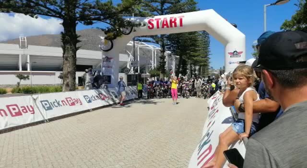 SOUTH AFRICA - Cape Town - Cape Town Junior Cycle Tour (Video) (dcD)