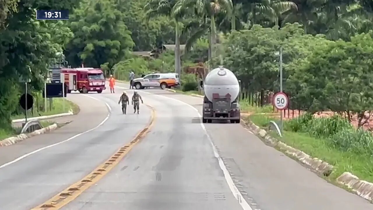 Engenheiro Caldas: Vazamento de Gás em Carreta deixa Tráfego na BR-116 Totalmente Parado.