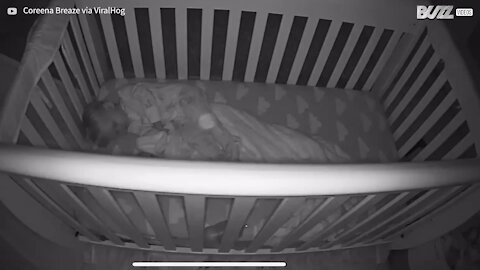 Une lumière mystérieuse rôde autour du lit de ce bébé