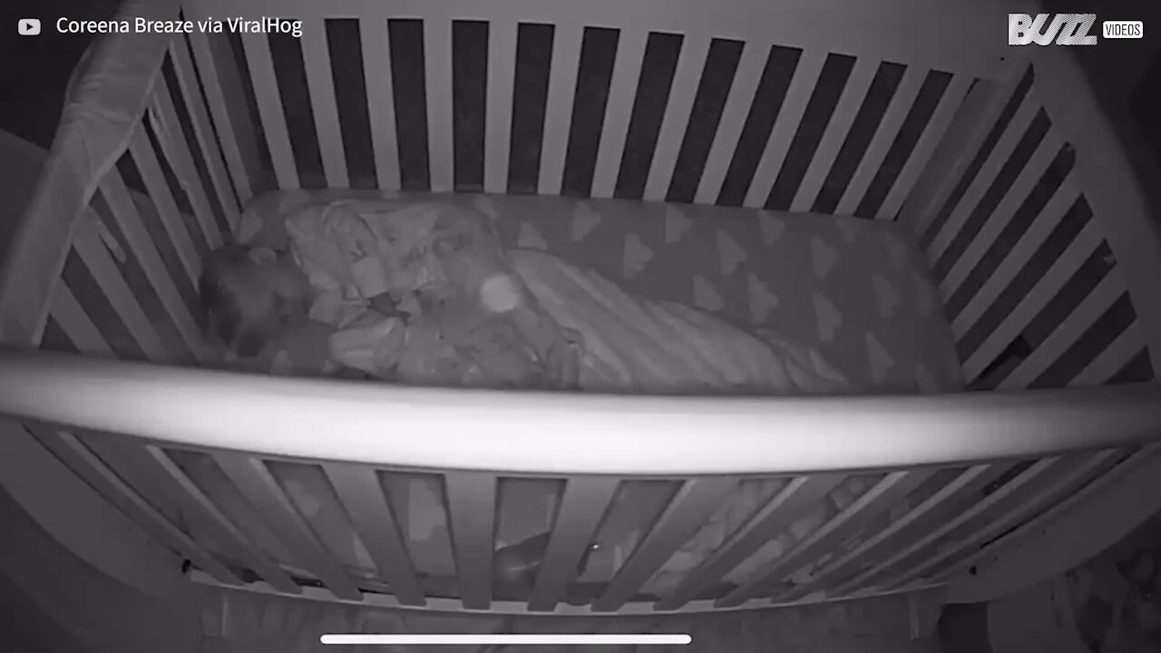 Une lumière mystérieuse rôde autour du lit de ce bébé