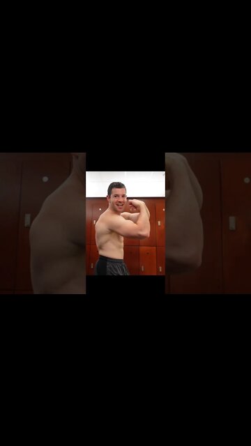 Some people love flexing more than they enjoy lifting…are you one of those people?😂#gymhumor #gains