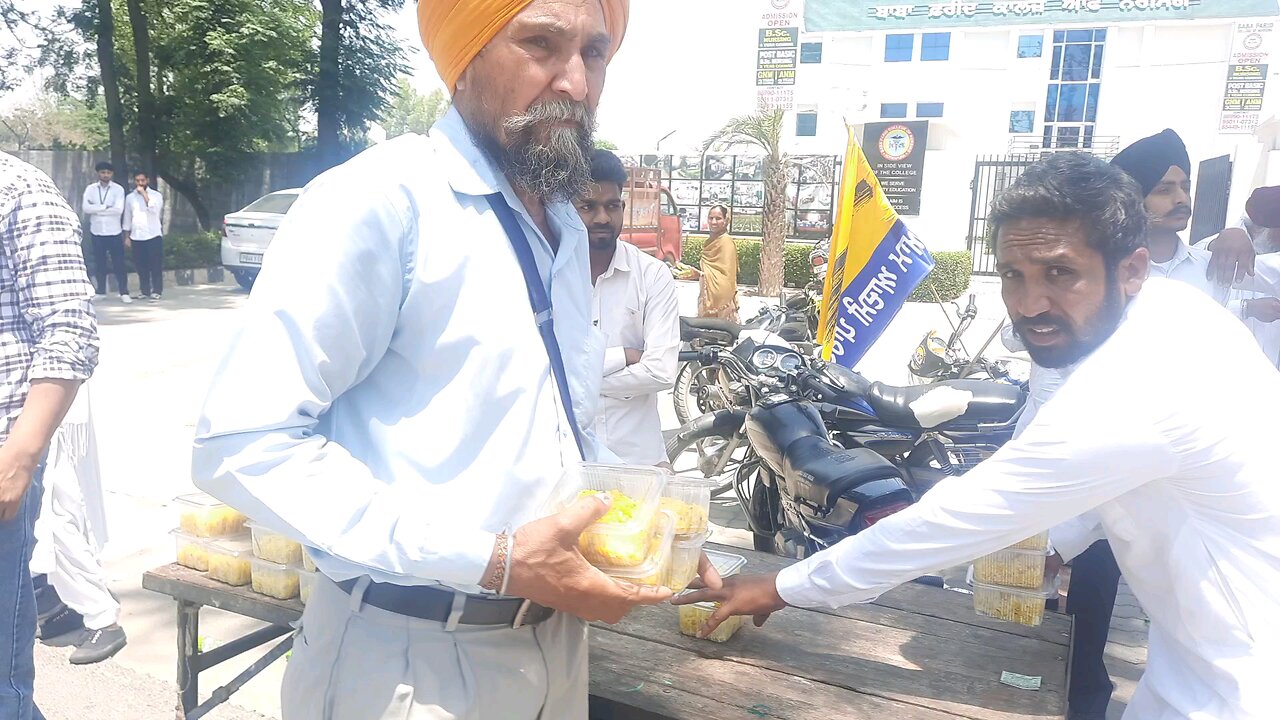 ਫਰੀਦਕੋਟ ਤੋਂ "ਆਪ" ਉਮੀਦਵਾਰ ਕਰਮਜੀਤ ਅਨਮੋਲ ਨੇ ਕੱਢਿਆ ਰੋਡ ਸ਼ੋਅ, ਗਿੱਪੀ ਗਰੇਵਾਲ ਅਤੇ ਬਿੰਨੂ ਢਿੱਲੋਂ ਵੀ ਰਹੇ ਮੌ