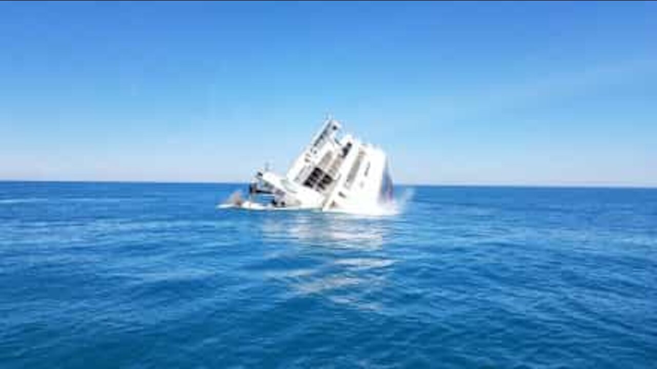 Lussuoso traghetto viene fatto affondare