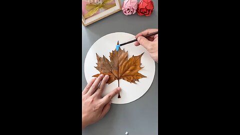 Draw a simple and beautiful creative children's painting with a fallen leaf#ParentchildHandicraft