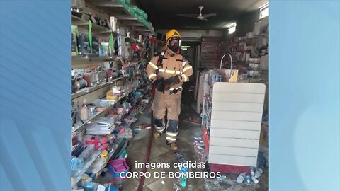 Prejuízo: Incêndio destrói mercadorias de uma farmácia na região central de Araçuaí.