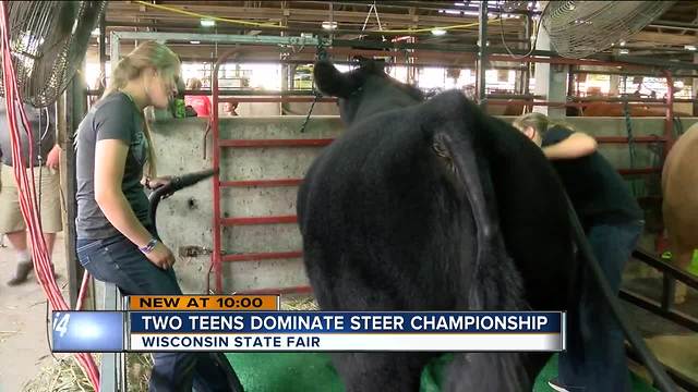 Same teenage girls win first and second in steer competition for 4 years straight