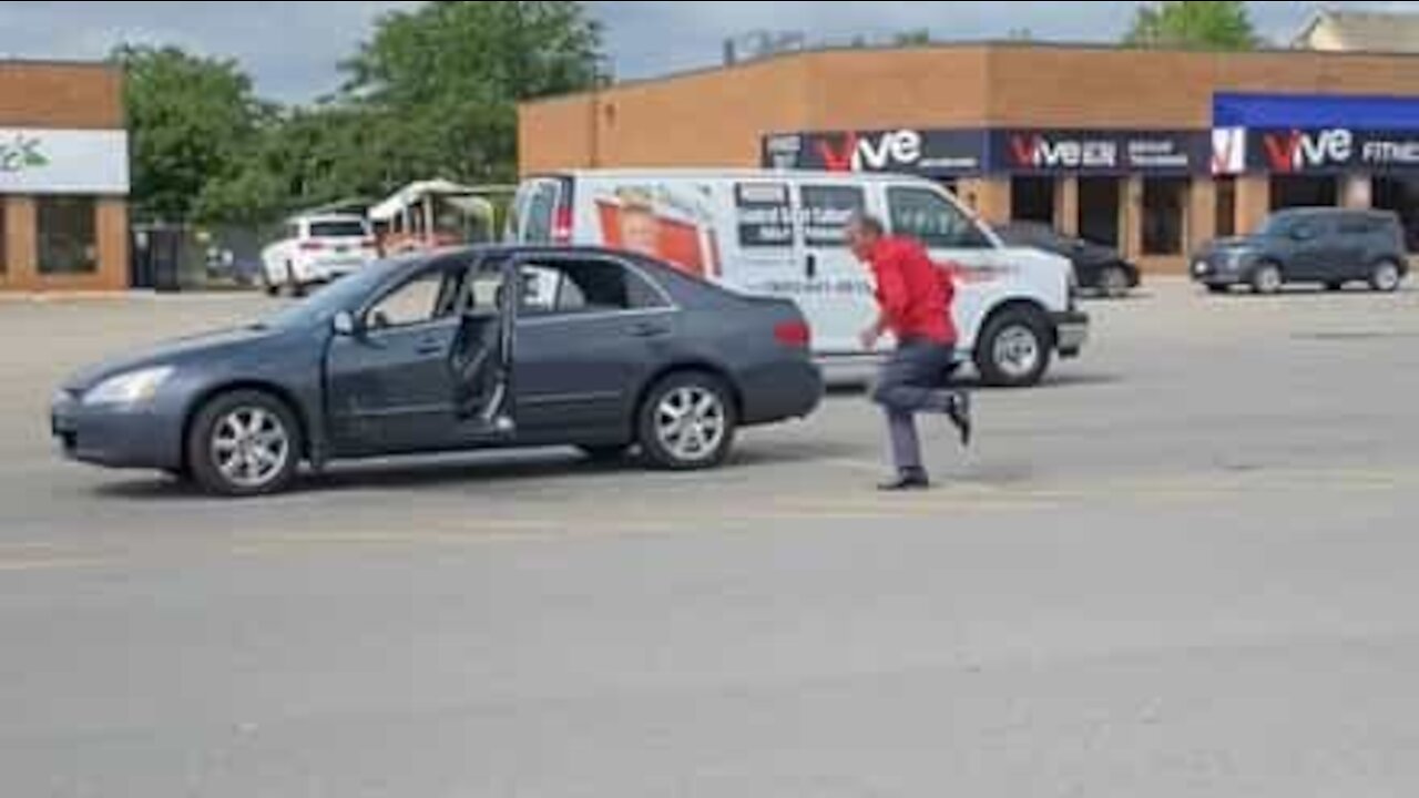 Homem sai do carro e começa a dançar loucamente