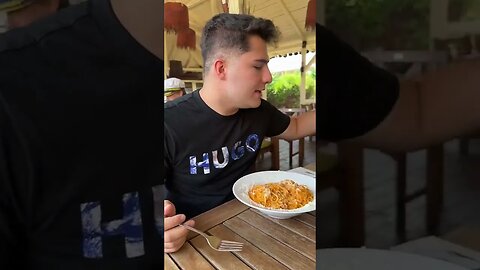 EXISTA DOUA TIPURI DE PERSOANE LA MARE #oguritamica #mancaciosul #mancare #food #romania