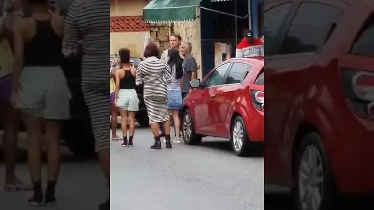 Bolsonaro na chuva batendo fotos com apoiadores - Podem falar o que quiser , mas ele é diferenciado