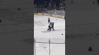 Wait for it #hockeylover #hockeygame #hockeymatch #hockeygram #hockeyfan #hockeyislife #goaliefight