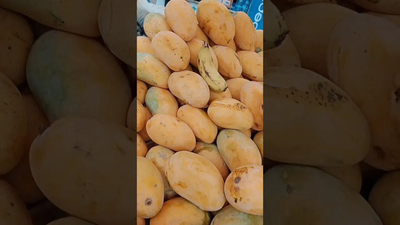 Single Banana inside Mangoes 😱 #shortsfeed #ytshorts