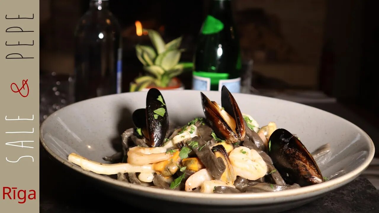 Pasta al nero di seppia con cozze