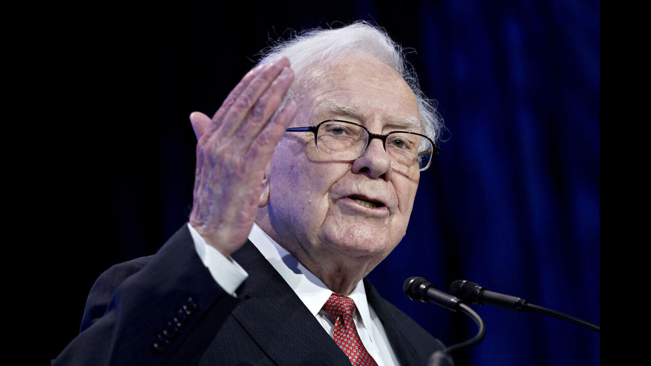 Warren Buffett Is Sitting On Over $325 Billion In Cash After Selling Apple stock