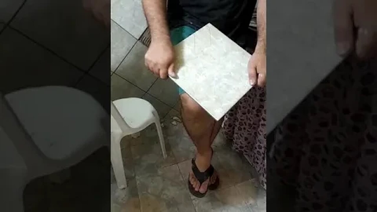 Esse pedreiro é louco, cortanto piso e ajulejo no joelho! #shorts