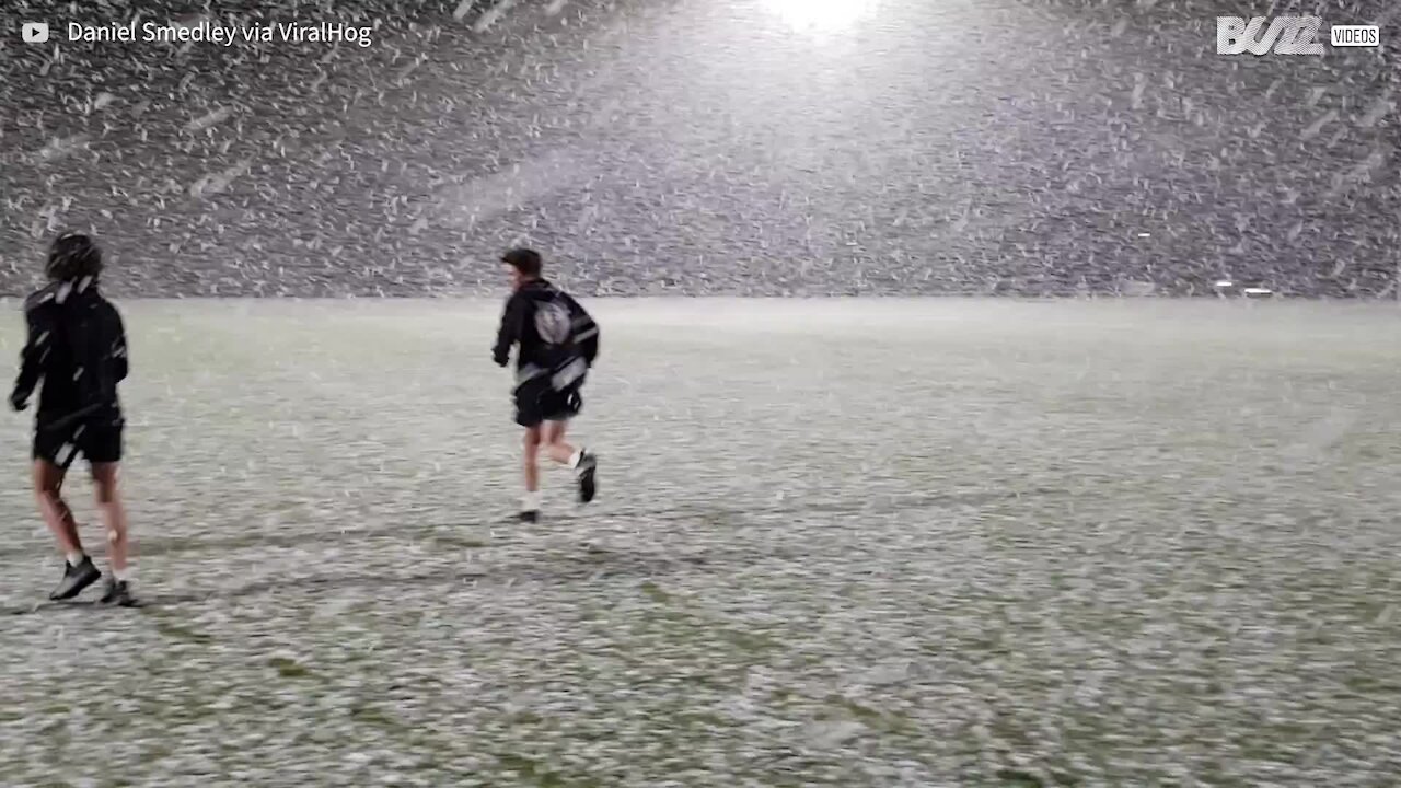 Neve surpreende treino de futebol australiano após mais de meio século