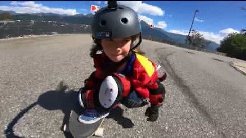 Une fillette dévale une route comme une pro sur son skate!