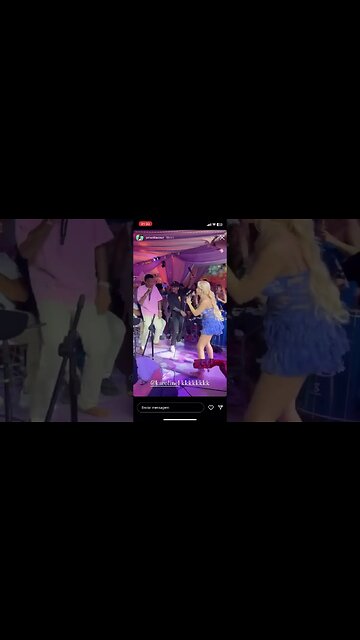 Eder Militão e karoline lima cantando juntos em balada de Ribeirão Preto